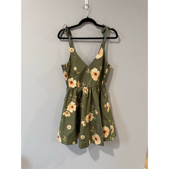 Old Navy Dresses & Skirts - NWT Old Navy Fit & Flare Cami Dress in Green with Floral Print Size S